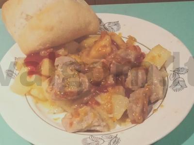 Troškinta mėsa su kečupu pagrindine nuotrauka