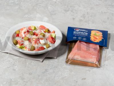 Salotas su raudona žuvimi ir krevetėmis pagrindine nuotrauka