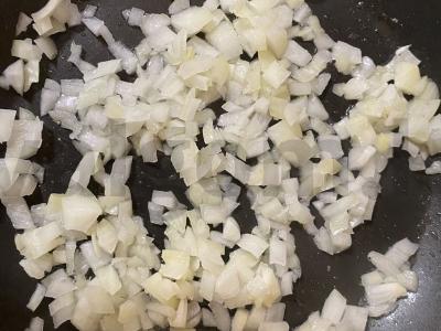 Kopūstų pyragėliai su kiaušiniu iš sluoksniuoto tešlos Žingsnis 2