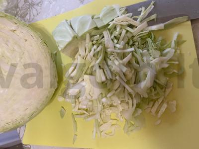 Kopūstų pyragėliai su kiaušiniu iš sluoksniuoto tešlos Žingsnis 3