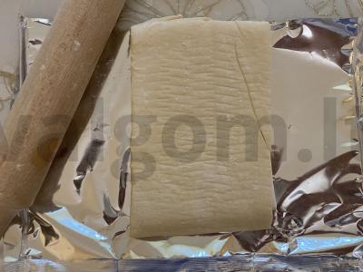 Kopūstų pyragėliai su kiaušiniu iš sluoksniuoto tešlos Žingsnis 6