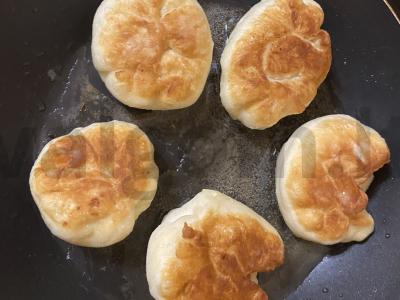 Kopūstų pyragėliai su kiaušiniu iš sluoksniuoto tešlos Žingsnis 8