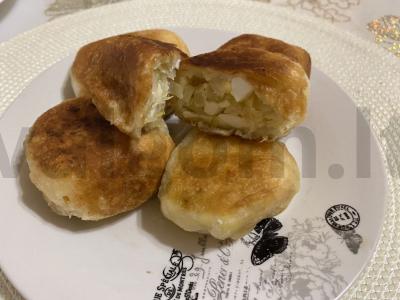 Kopūstų pyragėliai su kiaušiniu iš sluoksniuoto tešlos pagrindine nuotrauka