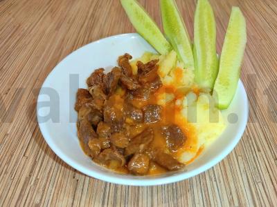 Jautienos padažas su pomidorų pasta pagrindine nuotrauka