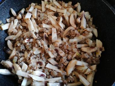 Makaronai su aštriu mėsos padažu pietums Žingsnis 7