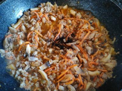 Makaronai su aštriu mėsos padažu pietums Žingsnis 10