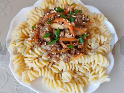 Makaronai su aštriu mėsos padažu pietums pagrindine nuotrauka