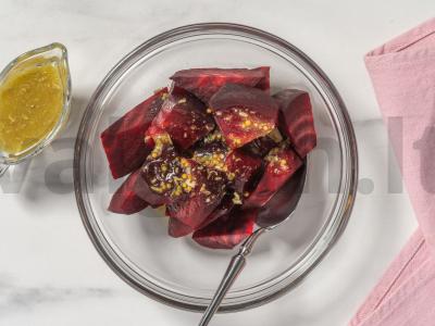 Salotos su kepta burokėliais ir uogomis Žingsnis 6