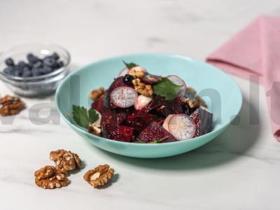 Salotos su kepta burokėliais ir uogomis pagrindine nuotrauka