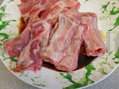 Kiaulienos šonkauliai medaus marinate, kepti su brokoliais ir batatais Žingsnis 2