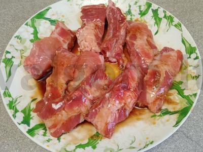 Kiaulienos šonkauliai medaus marinate, kepti su brokoliais ir batatais Žingsnis 3