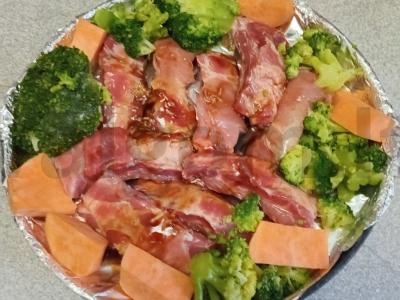 Kiaulienos šonkauliai medaus marinate, kepti su brokoliais ir batatais Žingsnis 6