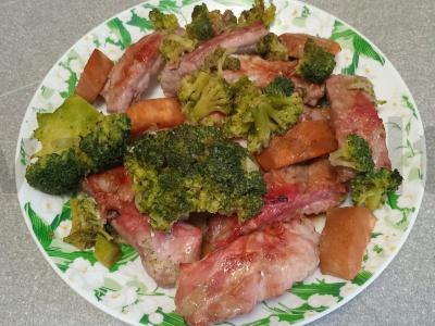 Kiaulienos šonkauliai medaus marinate, kepti su brokoliais ir batatais pagrindine nuotrauka