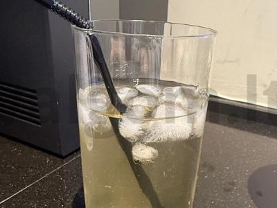 Šaltas arbatos gėrimas su medumi pagrindine nuotrauka