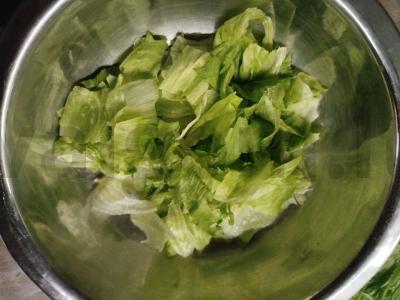 Salotų mišinys su kepta ketu Žingsnis 4