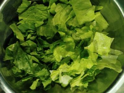 Salotų mišinys su kepta ketu Žingsnis 5