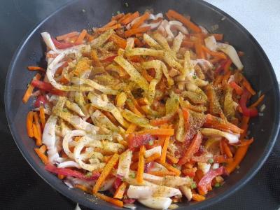 Farfalle su kalmarais ir daržovėmis Žingsnis 6