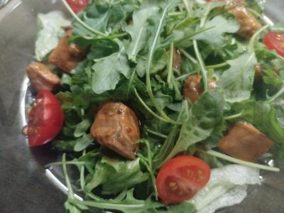 Salotų mišinys su kepta ketu pagrindine nuotrauka