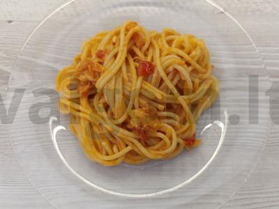 Spagečiai pomidorų-grietinėlės padaže pagrindine nuotrauka