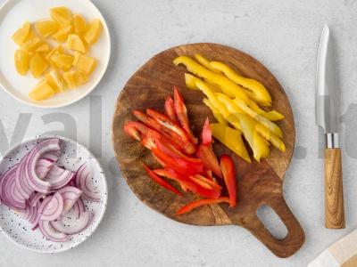 Salotas „Įvairus“ su apelsinu ir raudonuoju svogūnu Žingsnis 2