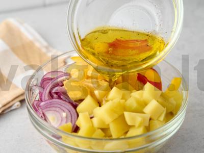 Salotas „Įvairus“ su apelsinu ir raudonuoju svogūnu Žingsnis 4