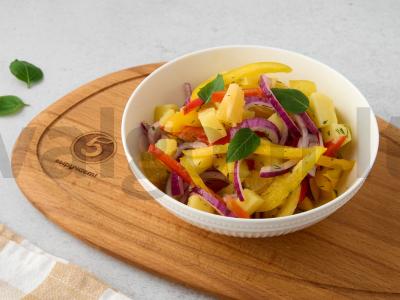 Salotas „Įvairus“ su apelsinu ir raudonuoju svogūnu pagrindine nuotrauka