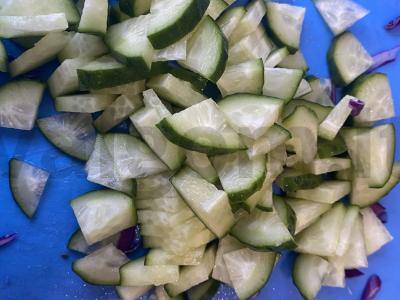 Skanus salotas iš kopūstų ir agurkų Žingsnis 1