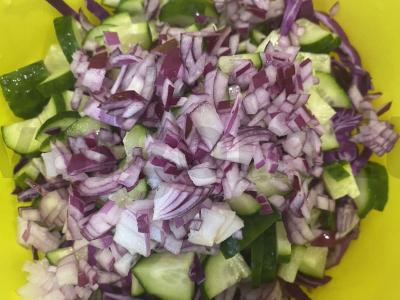 Skanus salotas iš kopūstų ir agurkų Žingsnis 5