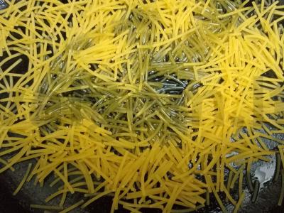 Kaimiškas keptos makaronų ir daržovių pusryčiai Žingsnis 1