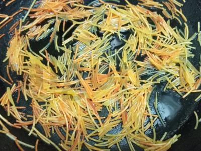 Kaimiškas keptos makaronų ir daržovių pusryčiai Žingsnis 2