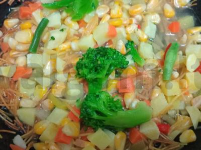 Kaimiškas keptos makaronų ir daržovių pusryčiai Žingsnis 4