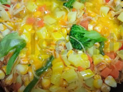 Kaimiškas keptos makaronų ir daržovių pusryčiai Žingsnis 7