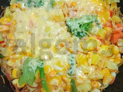 Kaimiškas keptos makaronų ir daržovių pusryčiai Žingsnis 10