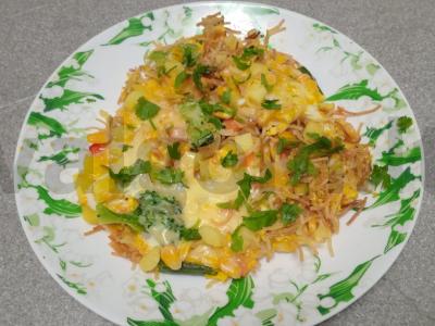 Kaimiškas keptos makaronų ir daržovių pusryčiai pagrindine nuotrauka