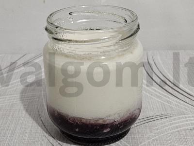 Natūralus jogurtas su aviečių pagrindu pagrindine nuotrauka