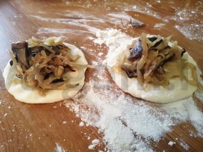 Kepti pyragėliai su kopūstais ir grybais Žingsnis 6