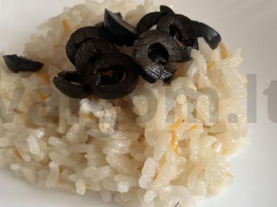 Ryžiai su alyvuogėmis ir morkomis pagrindine nuotrauka