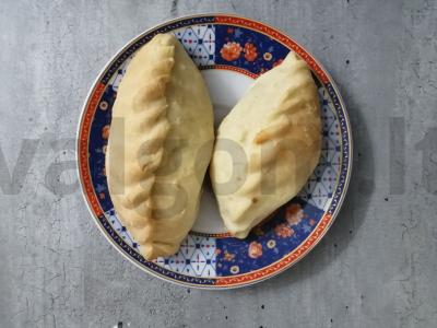 Kepti pyragėliai su kopūstais ir grybais pagrindine nuotrauka