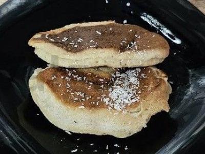 Blynai ant avižų pieno su kokosų drožlėmis pagrindine nuotrauka