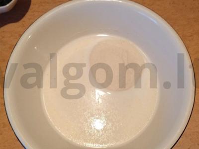 Sūrio-varškės blynai su žolelėmis Žingsnis 1