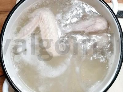 Salotos su raudonaisiais pupelėmis, vištiena ir graikiniais riešutais Žingsnis 1