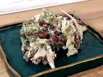 Salotos su raudonaisiais pupelėmis, vištiena ir graikiniais riešutais pagrindine nuotrauka