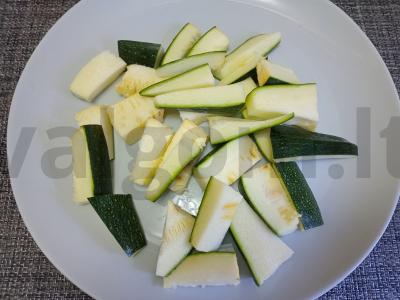 Upėtakis su brokoliais, cukinijomis ir morkomis garuose Žingsnis 1