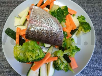 Upėtakis su brokoliais, cukinijomis ir morkomis garuose Žingsnis 4