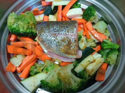 Upėtakis su brokoliais, cukinijomis ir morkomis garuose Žingsnis 5