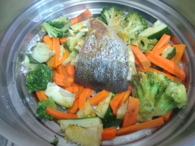 Upėtakis su brokoliais, cukinijomis ir morkomis garuose Žingsnis 6