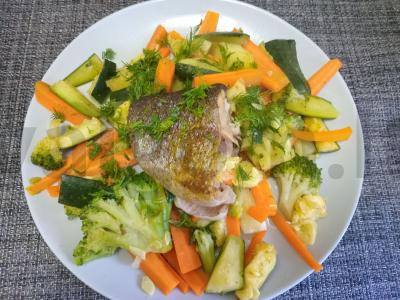 Upėtakis su brokoliais, cukinijomis ir morkomis garuose pagrindine nuotrauka