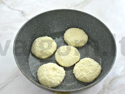 Sūrio blynai su kokosų drožlėmis Žingsnis 3