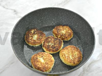 Sūrio blynai su kokosų drožlėmis Žingsnis 4