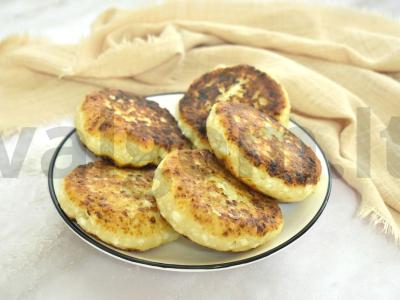 Sūrio blynai su kokosų drožlėmis pagrindine nuotrauka